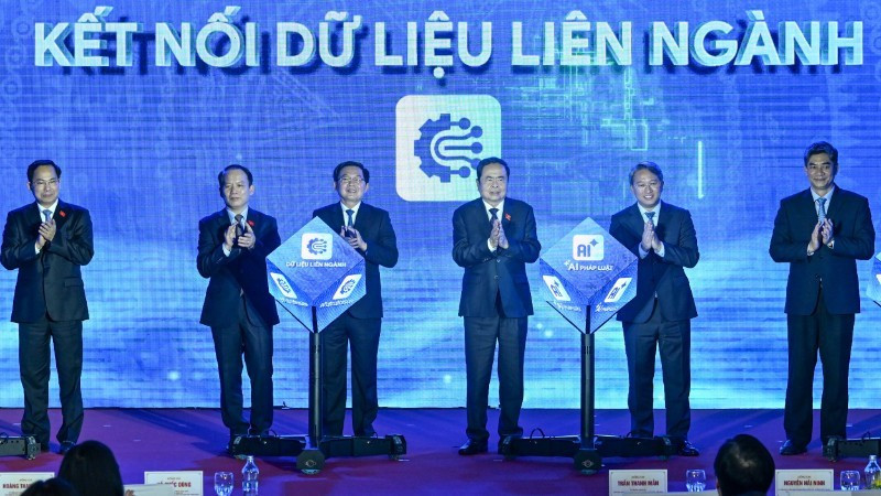 Председатель НС Чан Тхань Ман и делегаты проводят церемонию запуска официальной версии Национального правового портала. Фото: Зюи Линь