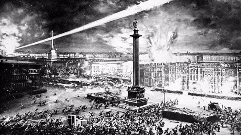 В ночь 7 ноября 1917 г. (25 октября по старому русскому календарю) восставшие атаковали Зимний дворец в Петрограде, положив начало Октябрьской революции в России. Архивное фото