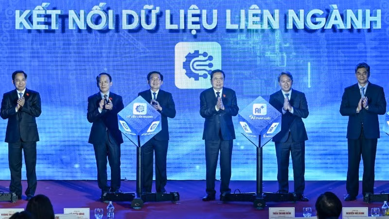 Председатель НС Чан Тхань Ман и делегаты проводят церемонию запуска официальной версии Национального правового портала. Фото: Зюи Линь