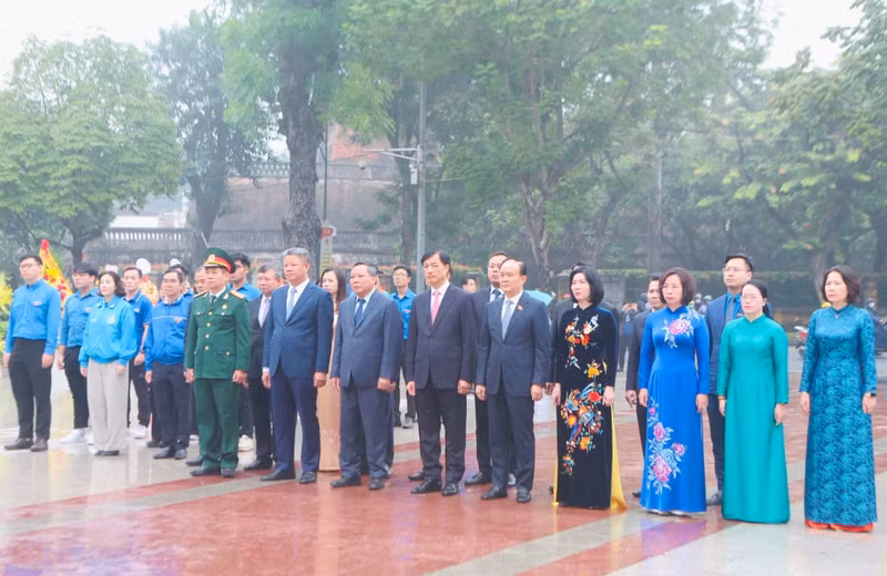 Руководители г. Ханоя возлагают венок к памятнику В. И. Ленину. Фото: hanoimoi.vn