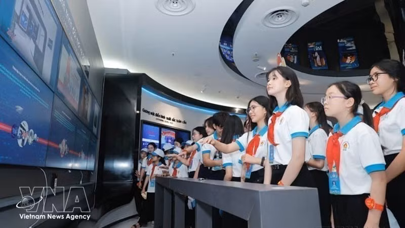 150 выдающихся детских делегатов посещают Военно-промышленную и телекоммуникационную группу Viettel 13 мая 2025 года. Фото: ВИА