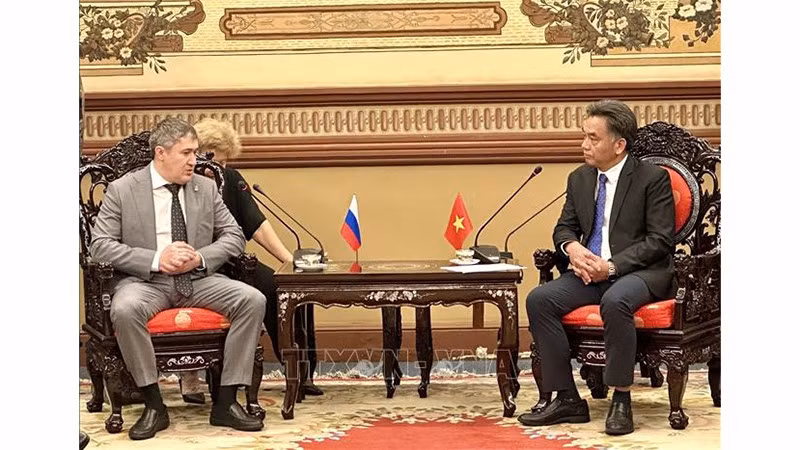 Постоянный заместитель председателя Народного комитета г. Хошимина Нгуен Лок Ха принимает губернатора Пермского края Дмитрия Махонина. Фото: ВИА