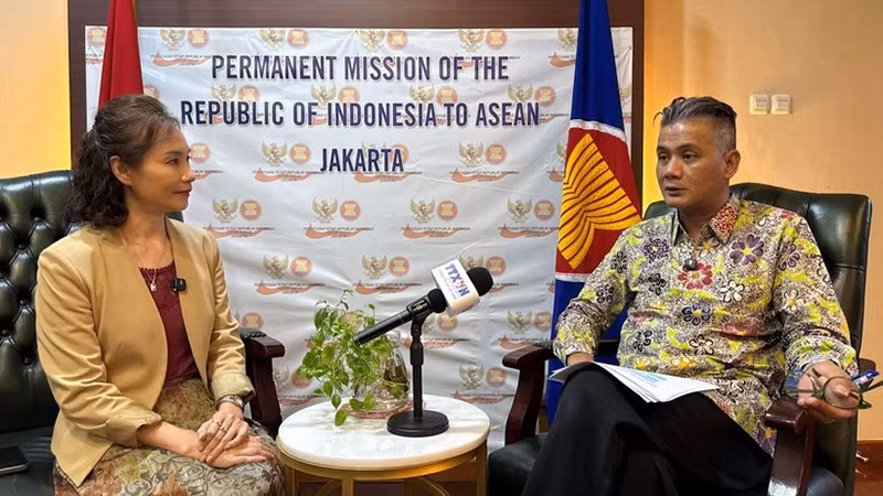 Посол Дерри Аман в беседе с корреспондентом ВИА в Джакарте. Фото: vietnamplus.vn