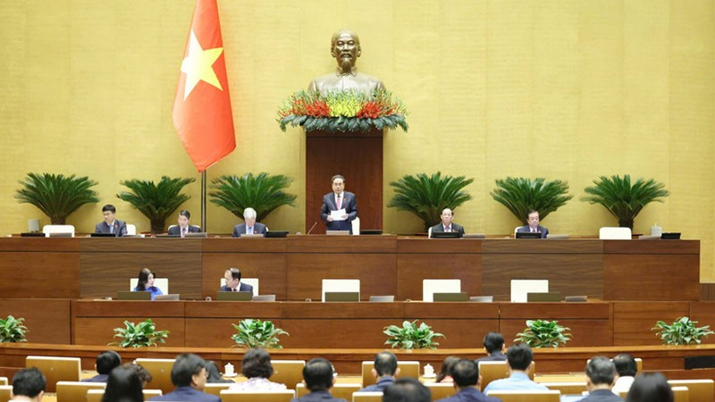 Председатель НС Чан Тхань Ман руководит работой пленарного заседания в первой половине дня 4 декабря. Фото: Зюи Линь