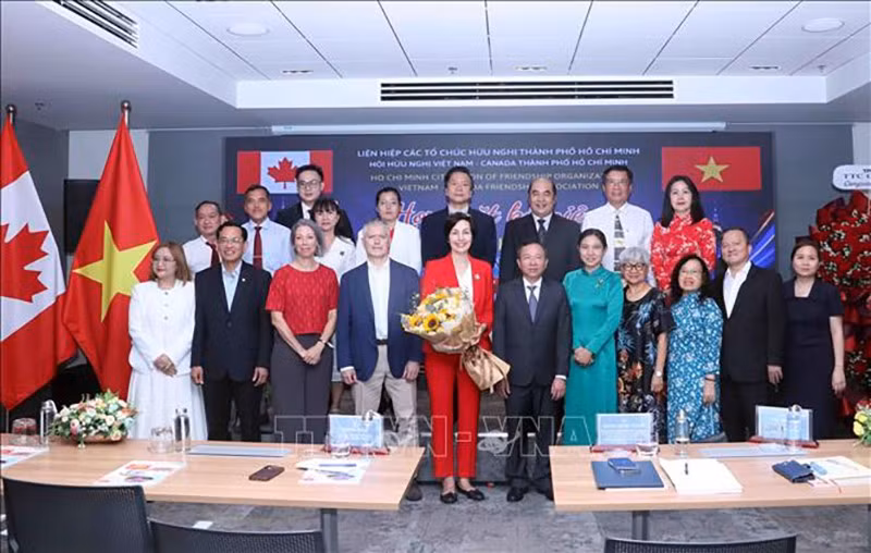 vna-potal-hop-mat-ky-niem-ngay-quoc-khanh-canada-tai-thanh-pho-ho-chi-minh-stand-1.jpg