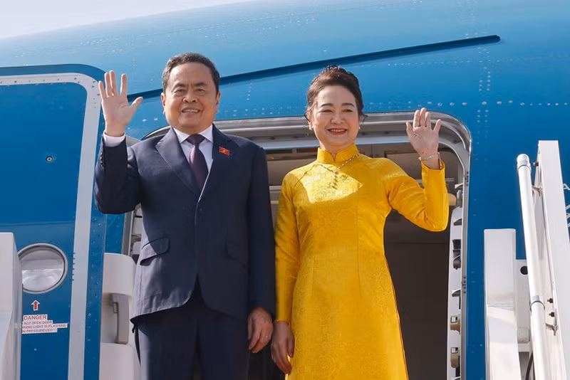 Председатель НС Чан Тхань Ман с супругой в международном аэропорту Бунга Рая Комплекс в Куала-Лумпуре. Фото: ВИА