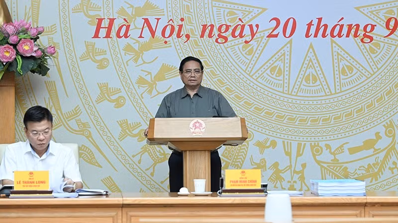 Премьер-министр Фам Минь Тьинь выступает на заседании. Фото: Чан Хай