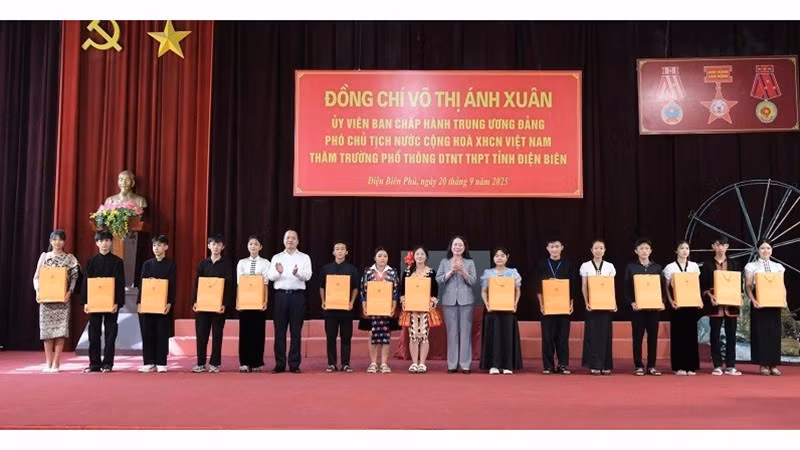 Вице-президент Во Тхи Ань Суан вручает 30 стипендий 30 школьникам, находящимся в трудной ситуации в провинции Дьенбьен. 