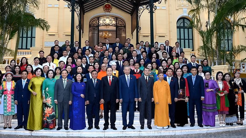 Генеральный секретарь ЦК КПВ, Президент Вьетнама То Лам, руководители Партии и Государства и депутаты НС из этнических меньшинств фотографируются на память. Фото: Данг Кхоа 