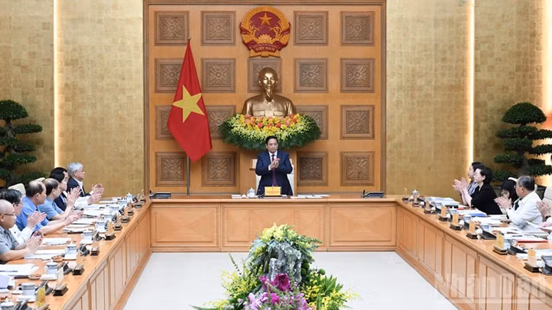 Премьер-министр Фам Минь Тьинь выступает на заседании. Фото: Чан Хай