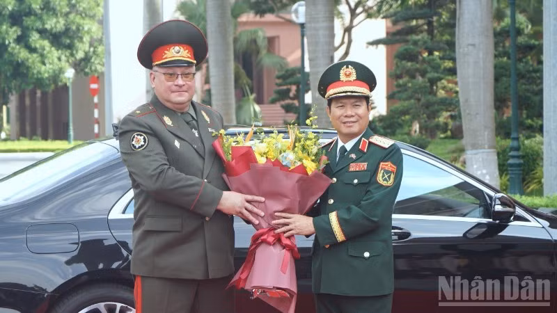 Генерал армии Нгуен Тан Кыонг приветствует Начальника Генерального штаба Вооружённых сил Беларуси. Фото: Чунг Хынг