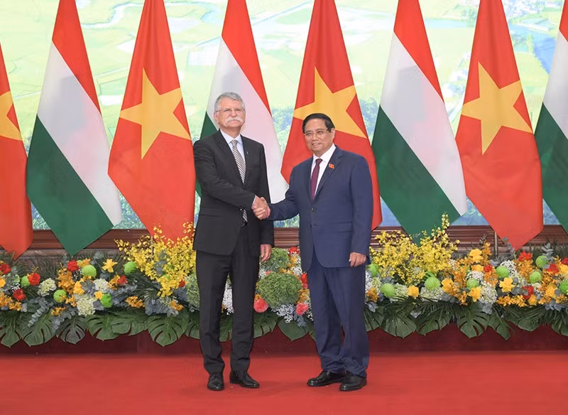 Премьер-министр Фам Минь Тьинь и Председатель НС Венгрии Кёвер Ласло. Фото: Чан Хай