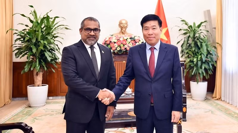 Заместитель министра иностранных дел Нгуен Мань Кыонг встречается с Министром иностранных дел Мальдив Абдуллой Халилом 24 октября 2025 года в Ханое. Фото: ВИА