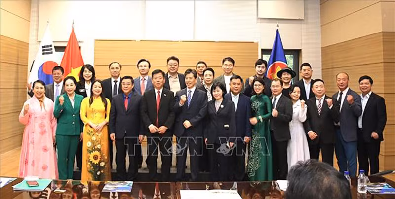 vna-potal-hoi-nghi-gap-go-ket-noi-tinh-tuyen-quang-voi-cac-doanh-nghiep-han-quoc-stand-2.jpg
