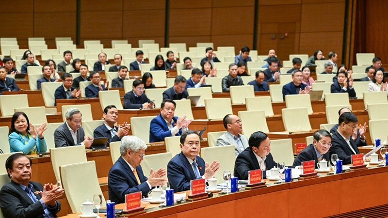 Председатель НС Чан Тхань Ман, Заместители председателя НС и делегаты присутствуют на конференции. Фото: Зюи Линь