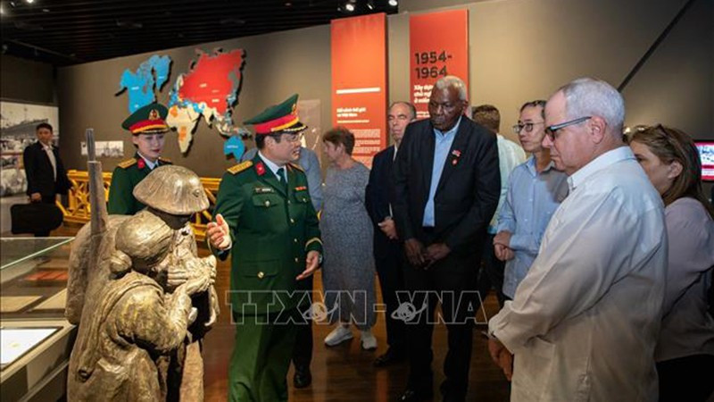 Председатель НАНВ, Председатель Государственного совета Кубы Эстебан Ласо Эрнандес и члены делегации посещают Музей военной истории Вьетнама. Фото: ВИА