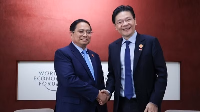 Премьер-министр Вьетнама Фам Минь Тьинь и Премьер-министр Сингапура Лоуренс Вонг. Фото: VGP