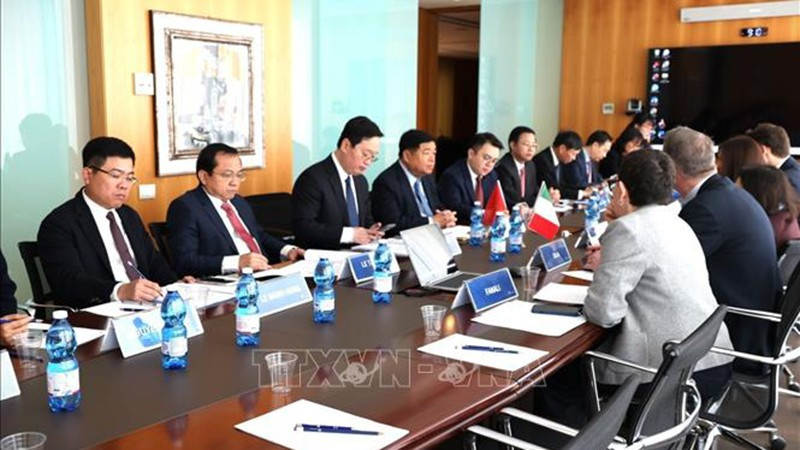 Общий вид рабочей встречи между Вице-премьером Нгуен Тьи Зунгом и руководителем Ассоциации предпринимателей Ассоломбарды. Фото: ВИА 