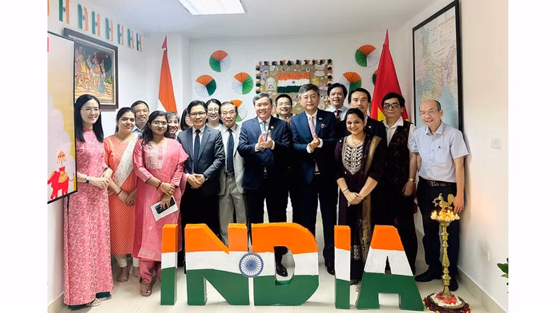 Делегаты присутствуют на церемонии открытия «Индийского уголка». Фото: VGP