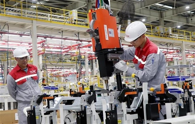 Рабочие собирают автомобильные комплектующие на заводе Škoda во Вьетнаме. Фото: ВИА