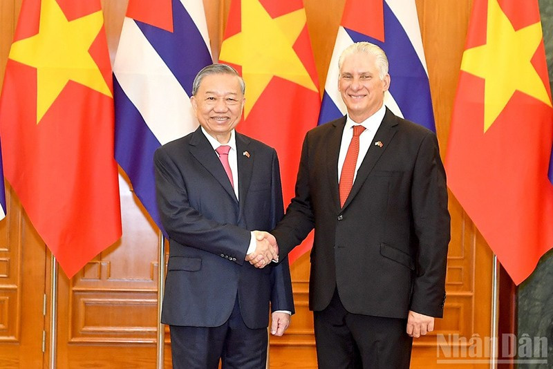 Генеральный секретарь ЦК КПВ То Лам и Первый секретарь ЦК КПК, Президент Кубы Мигель Диас-Канель Бермудес. 