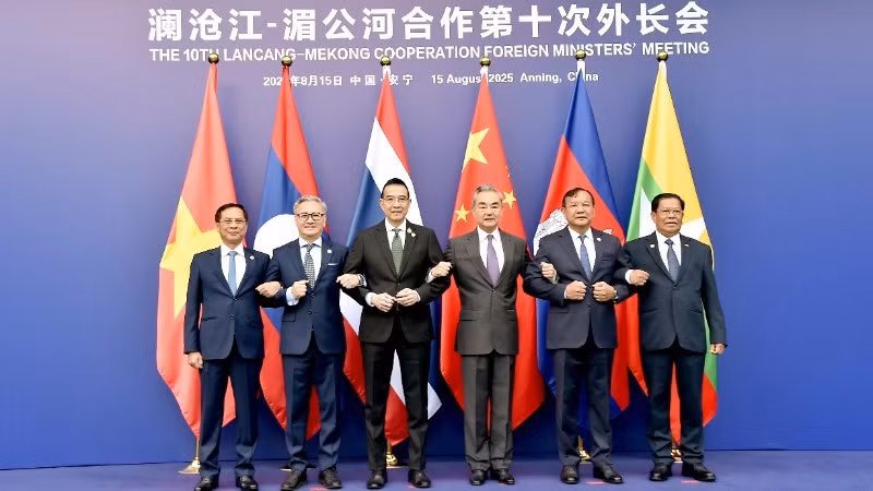 Представители стран-членов фотографируются на память. Фото: МИД Вьетнама