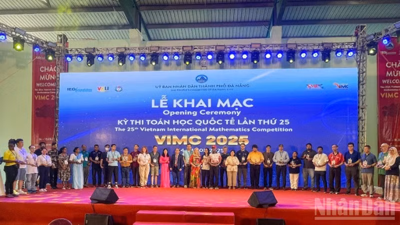 Оргкомитет вручает главам делегаций стран памятные медали. 