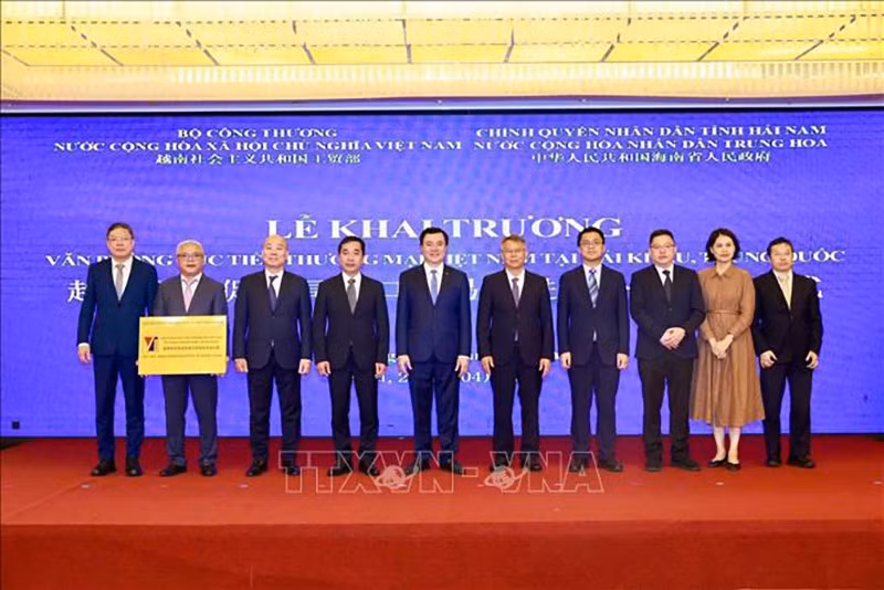 Делегаты двух стран на церемонии открытия представительства по продвижению торговли Вьетнама. Фото: ВИА