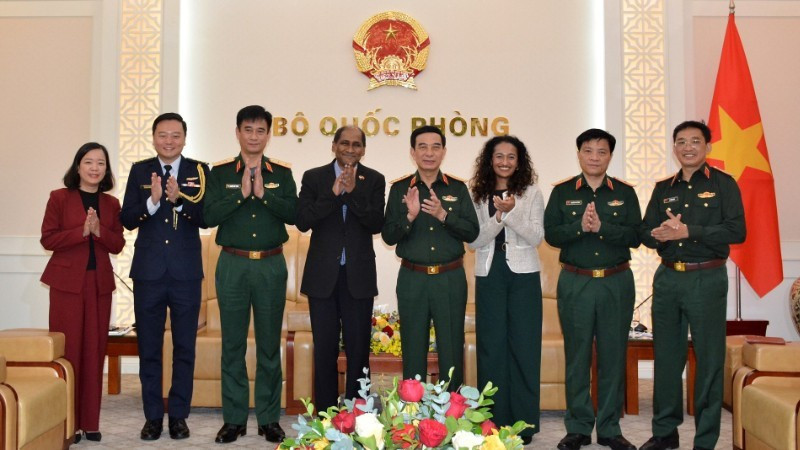 Генерал армии Фан Ван Зянг, Посол Джая Ратнам и делегаты двух сторон на приеме.