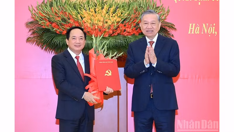 Генеральный секретарь ЦК КПВ То Лам вручает решение Политбюро о назначении товарища Чинь Ван Куета на должность Заведующего Отделом ЦК КПВ по пропаганде, политическому воспитанию и работе с народными массами. Фото: Данг Кхоа