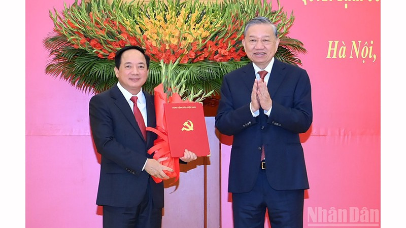 Генеральный секретарь ЦК КПВ То Лам вручает решение Политбюро о назначении товарища Чинь Ван Куета на должность Заведующего Отделом ЦК КПВ по пропаганде, политическому воспитанию и работе с народными массами. Фото: Данг Кхоа