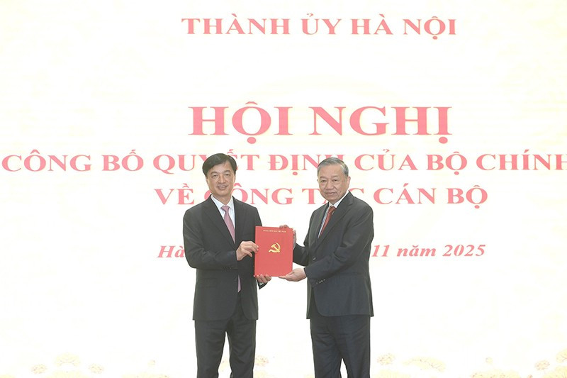 Генеральный секретарь ЦК КПВ То Лам вручает решение Политбюро о назначении товарища Нгуен Зюи Нгока на должность Секретаря Парткома г. Ханоя на срок 2025-2030 гг. Фото: Данг Кхоа