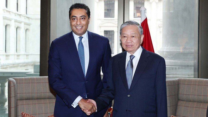 Генеральный секретарь ЦК КПВ То Лам принимает Са́йфа Ма́лика, генерального директора и директора по работе с корпоративными и инвестиционными клиентами банка Standard Chartered в Великобритании. Фото: ВИА