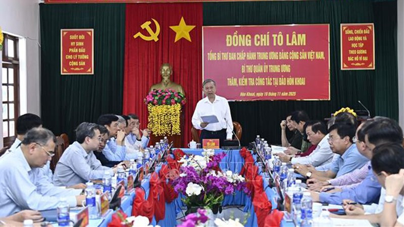 Генеральный секретарь ЦК КПВ То Лам выступает на рабочей встрече. Фото: ВИА