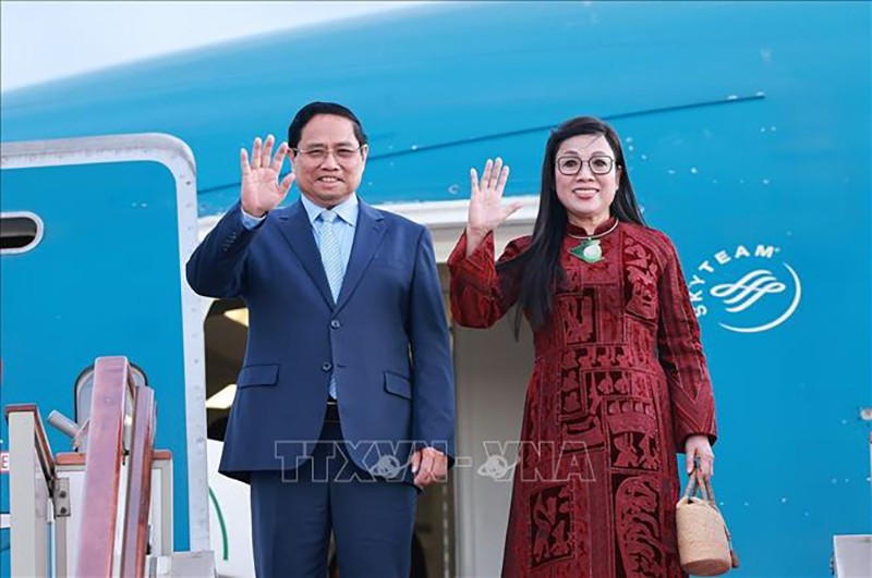 Премьер-министр Фам Минь Тьинь с супругой в международном аэропорту имени Хуари Бумедьена в Алжире. Фото: ВИА