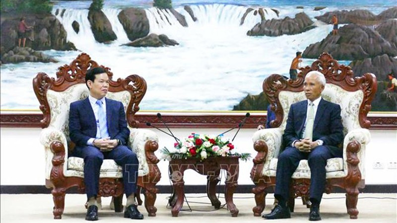 Заведующий Пропагандистско-просветительным отделом ЦК НРПЛ Кхампхан Пхеуявонг принимает Заместителя заведующего Отделом ЦК КПВ по пропаганде, политическому воспитанию и работе с народными массами Чиеу Тай Виня. Фото: ВИА