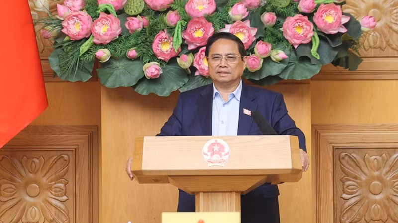 Премьер-министр Фам Минь Тьинь выступает на заседании. Фото: VGP