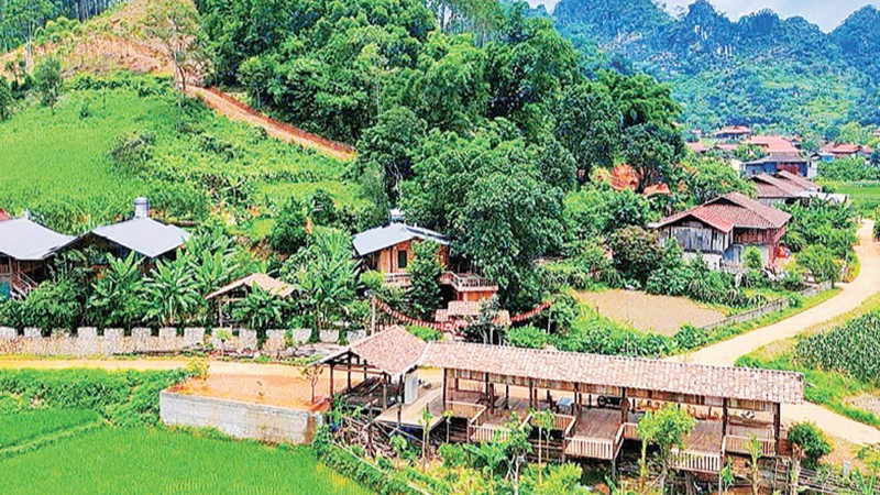 Вид на туристическую деревню в общине Хыулиен, провинция Лангшон.