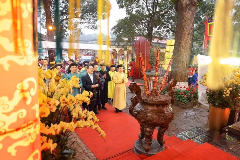 Руководители и гости возлагают цветы и воскуряют благовония, чтобы почтить память предков и первопредков, внесших вклад в основание и защиту страны. Фото: ВИА