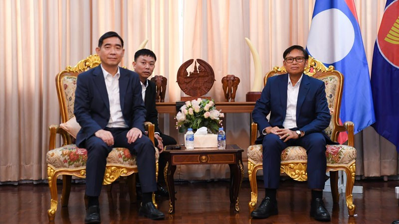 Посол Фам Вьет Хунг (слева) поздравляет Посла Лаоса Сисавата Инпхачана с Днем независимости. Фото: Суан Шон