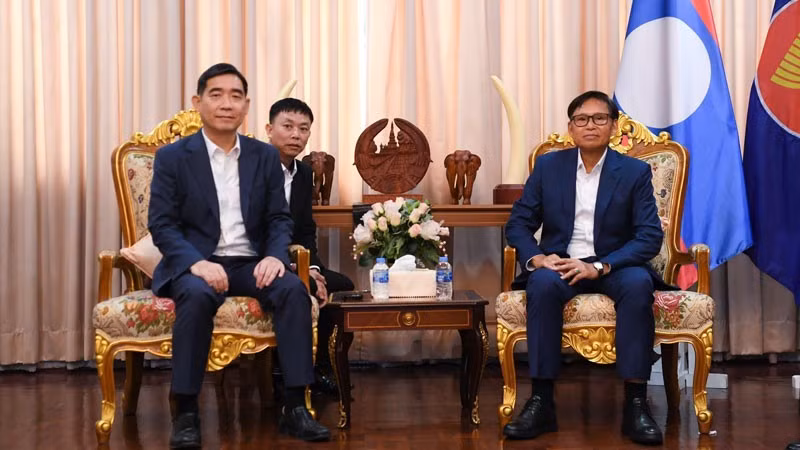 Посол Фам Вьет Хунг (слева) поздравляет Посла Лаоса Сисавата Инпхачана с Днем независимости. Фото: Суан Шон