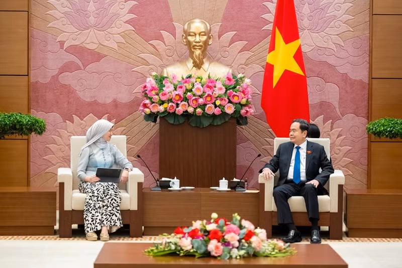 Председатель НС Чан Тхань Ман принимает Генерального секретаря АИПА Сити Розаймериянти Дато Хаджи Абдул Рахман. Фото: Зюи Линь