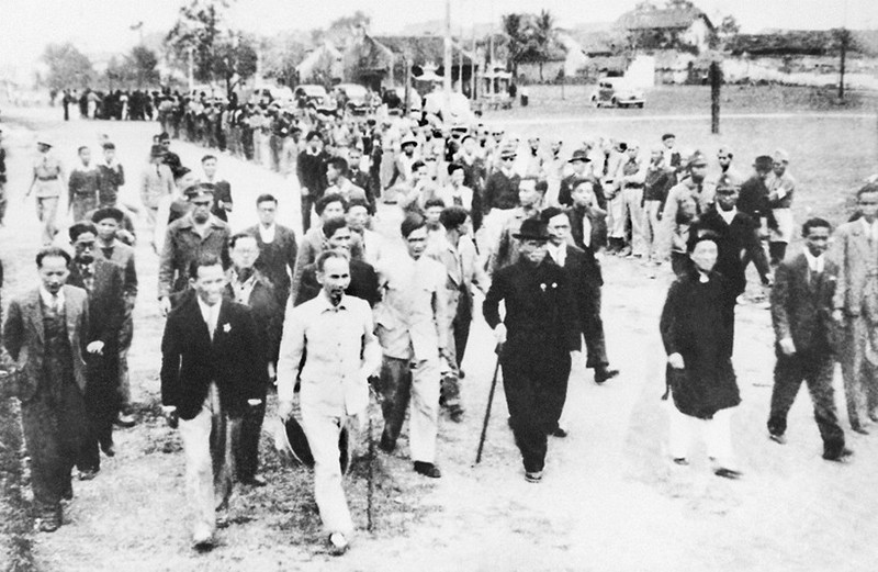 Жители Ханоя приветствуют Президента Хо Ши Мина и делегатов, выдвинутых в Национальное собрание, Ханой, 5 января 1946 года. Фото: Музей Хо Ши Мина