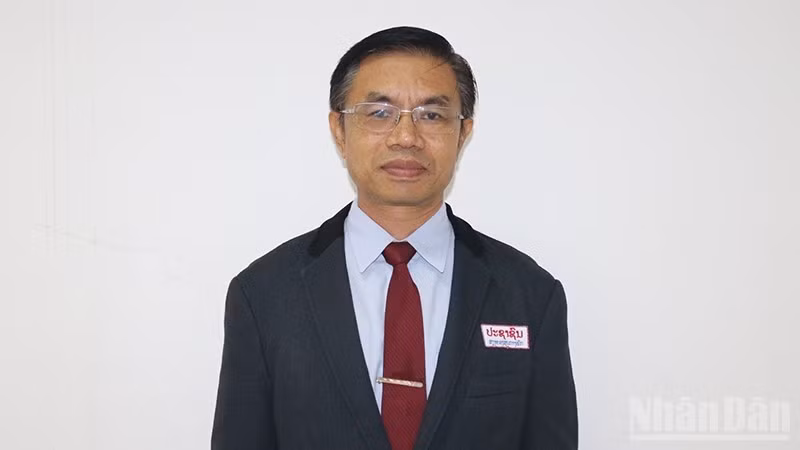 И. о главного редактора лаосской газеты «Pasaxon» Сивань Хомсайядед. Фото: Чинь Зунг