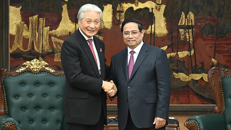 Премьер-министр Фам Минь Тьинь принимает губернатора префектуры Тотиги (Япония) Фукуду Томикадзу. Фото: Чан Хай