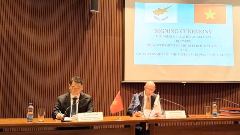 Заместитель министра финансов Вьетнама Као Ань Туан и Министр финансов Кипра Макис Кераванс подписывают соглашение об избежании двойного налогообложения. 