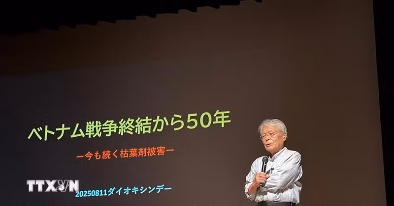 Журналист Накамура Горо рассказывает о последствиях агента «оранж» во Вьетнаме. Фото: ВИА