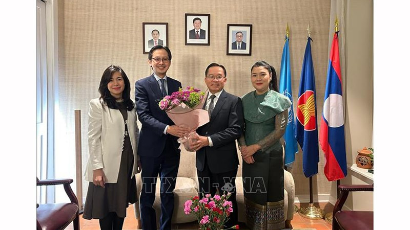 Посол До Хунг Вьет с супругой поздравляет Посла Лаоса Тонгфане Саванпхета с супругой и сотрудников постоянной миссии Лаоса при ООН. Фото: ВИА