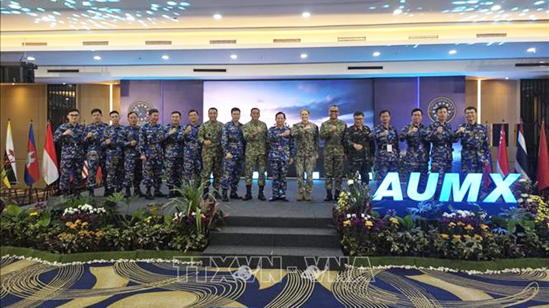 Вьетнамская делегация и представители Индонезии и США фотографируются на память на мероприятии. Фото: ВИА