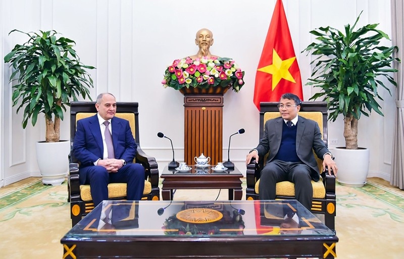 Постоянный заместитель министра иностранных дел Вьетнама Нгуен Минь Ву принимает г-на Таира Будагова. Фото: ВИД Вьетнама